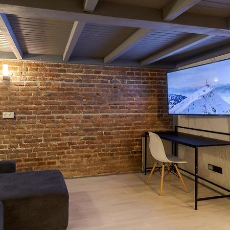 Lesi Apartment With Terrace Lviv Bagian luar foto