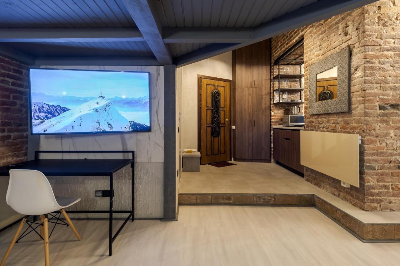 Lesi Apartment With Terrace Lviv Bagian luar foto