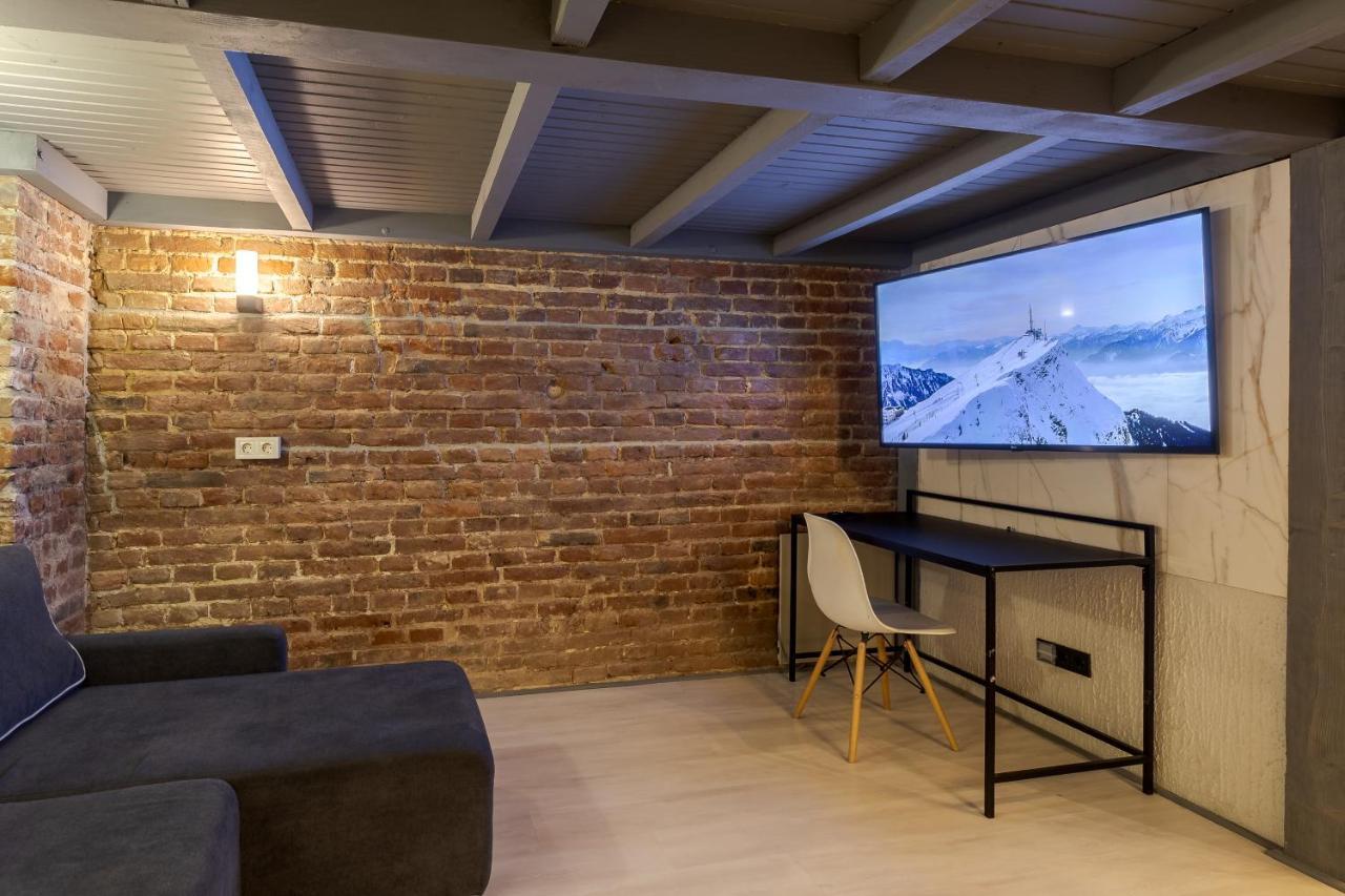 Lesi Apartment With Terrace Lviv Bagian luar foto