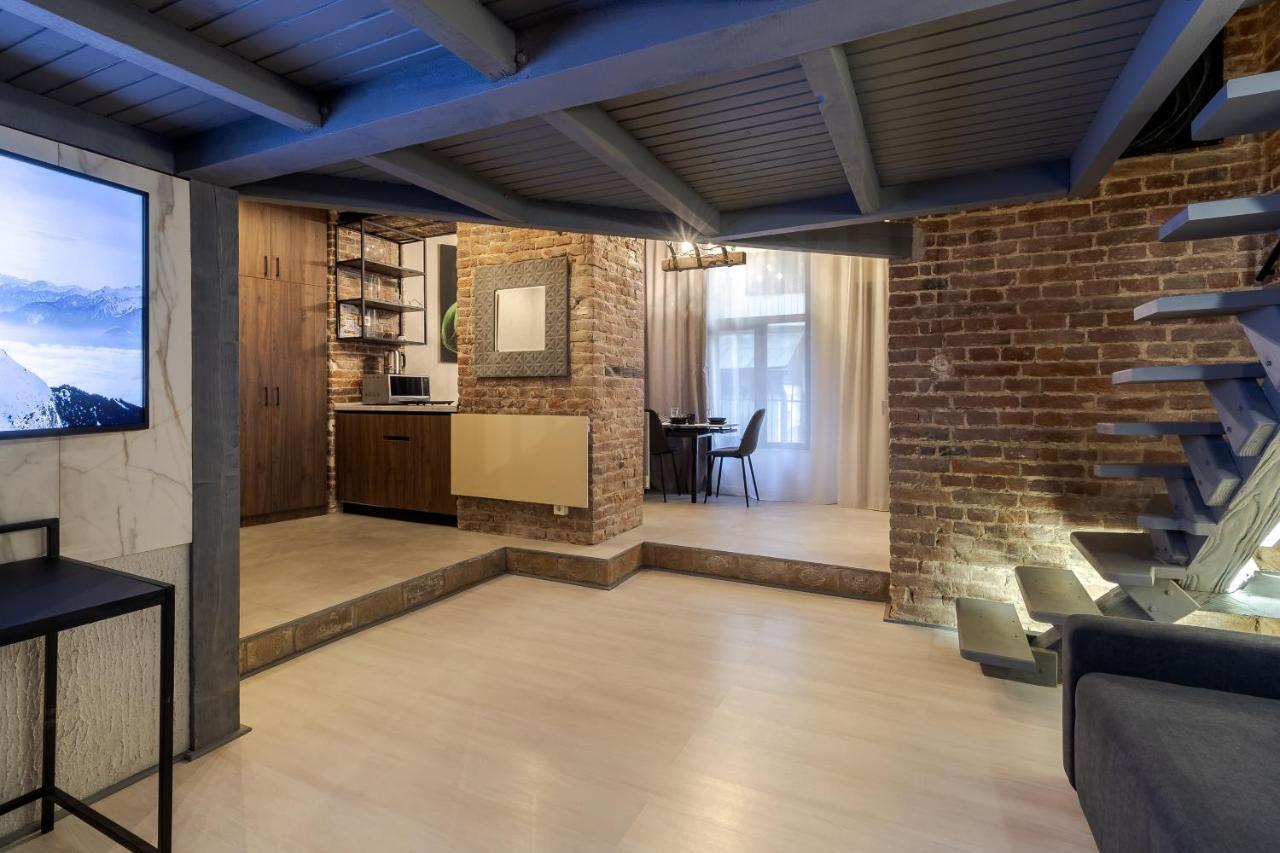 Lesi Apartment With Terrace Lviv Bagian luar foto
