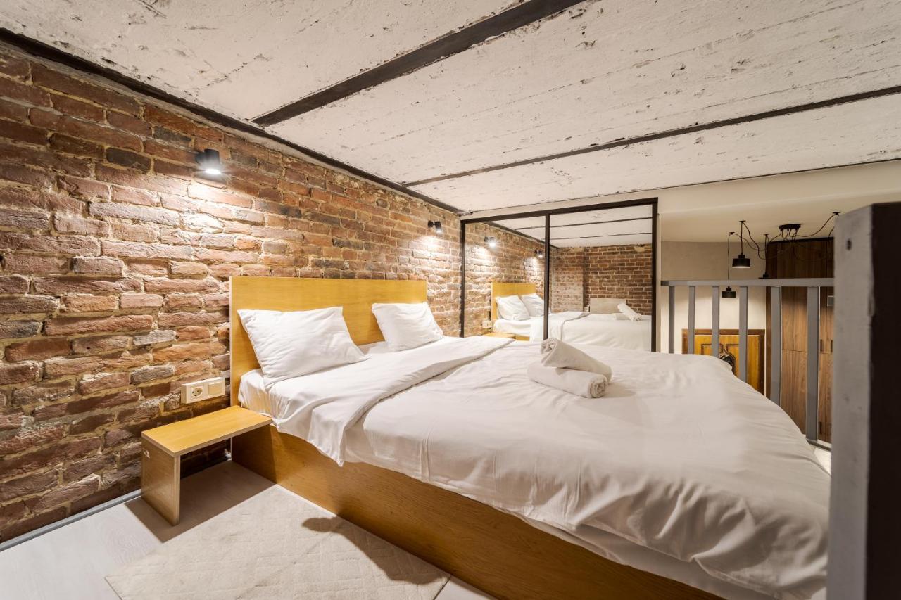 Lesi Apartment With Terrace Lviv Bagian luar foto