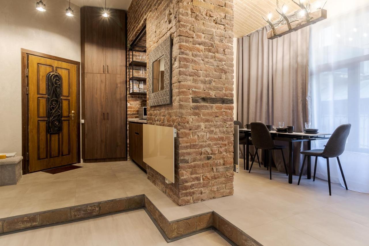 Lesi Apartment With Terrace Lviv Bagian luar foto