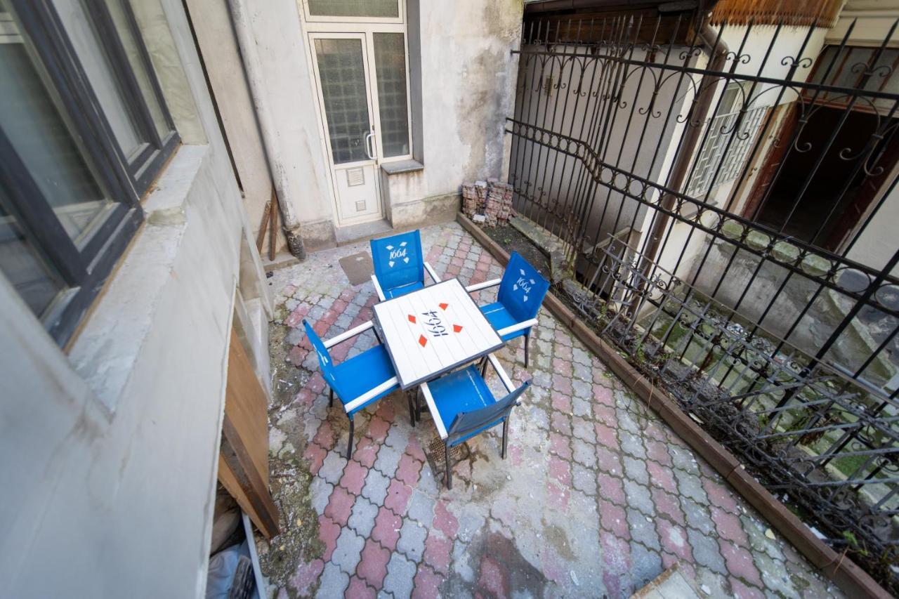 Lesi Apartment With Terrace Lviv Bagian luar foto